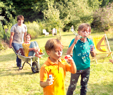 Kinder beim spielen im Garten